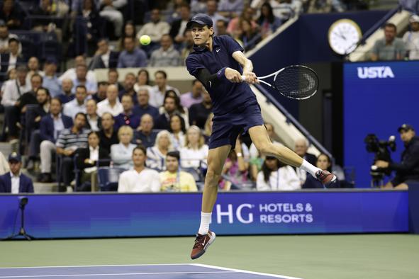 Sinner gladko v polfinale, kjer ga čaka presenečenje