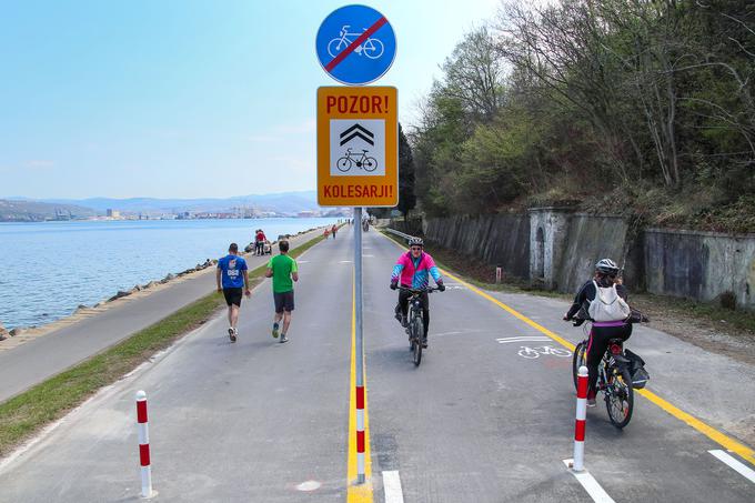 Tu se konča del ceste, ki je namenjen zgolj kolesarjem, prometni znak pa napoveduje začetek območja tako imenovanega mešanega prometa kolesarjev in pešcev. | Foto: Tomaž Primožič/FPA
