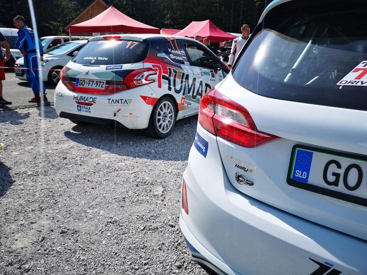 Oba najhitrejša dirkalnika divizije II – levo Grossijev peugeot 208 R2, desno Novakova ford fiesta rally4. | Foto: Gregor Pavšič