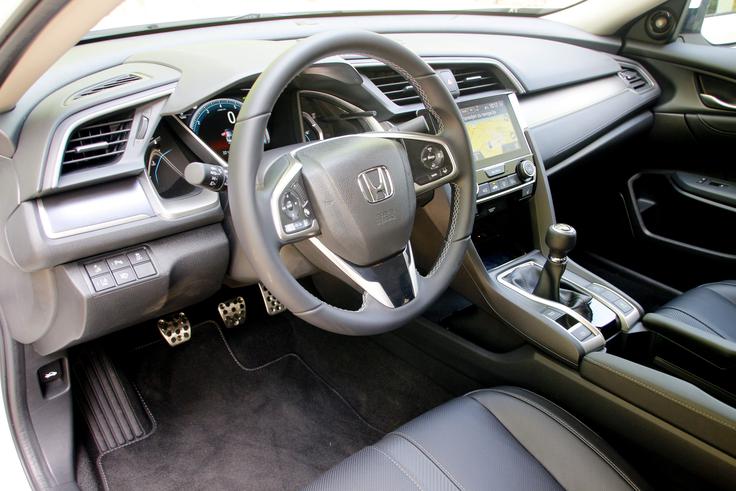 Notranjost bolj elegantnega civica grand je enako športno zasnovana kot pri petvratnem modelu. Aluminijaste stopalke na primer so del osnovne serijske opreme. | Foto: Aleš Črnivec