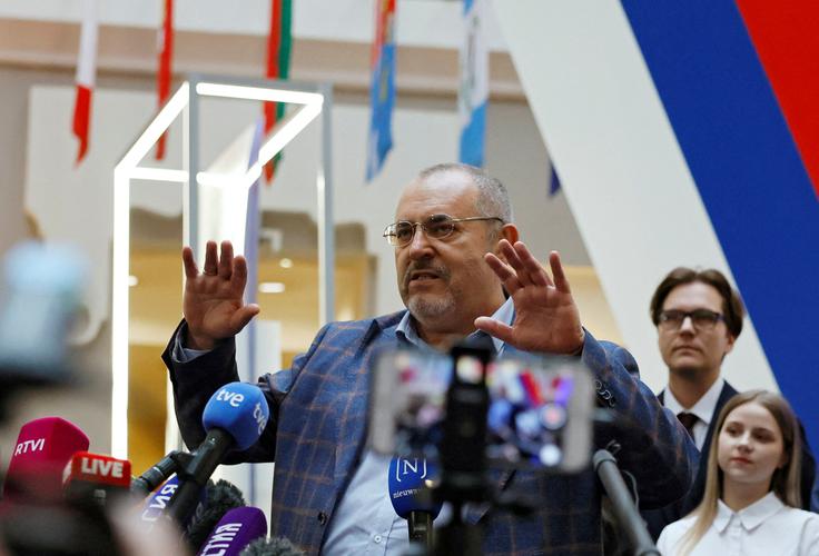 60-letni Nadeždin je v zadnjih tednih konstantno pridobival podporo, številni Rusi po vsej državi pa so stali v dolgih vrstah, da bi oddali svoj podpis in tako podprli njegovo kandidaturo za predsednika, poroča francoska tiskovna agencija AFP. | Foto: Reuters