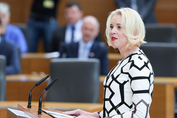 Ustanovna seja državnega zbora. | "Skrivnost sreče je resnična svoboda, skrivnost resnične svobode pa pogum," je med drugim zapisala nekdanja predsednica DZ Urška Klakočar Zupančič. | Foto Bojan Puhek