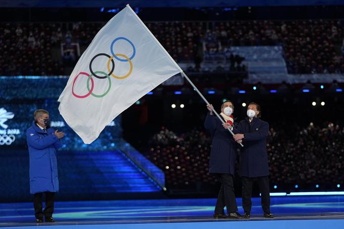 Olimpijsko zastavo sta prevzela župana Milana in Cortine, Giuseppe Sala in Gianpietro Ghedina. | Foto: Guliverimage/Vladimir Fedorenko