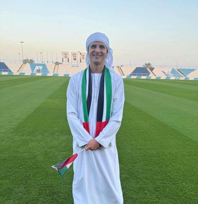''Pred prihodom v Emirate nisem poznal arabskih držav. Nikoli nisem obiskal Dubaj, niti Katar za svetovno prvenstvo, tako da nisem imel pojma o tej kulturi. Vedel sem le nekaj zgodb iz medijev, kar sem lahko prebral, a se z njimi nisem preveč ukvarjal,'' nam je povedal.Sandro Bloudek, ki si je tako na državni praznik v ZAE nadel nase tradicionalno oblačilo. | Foto: Osebni arhiv
