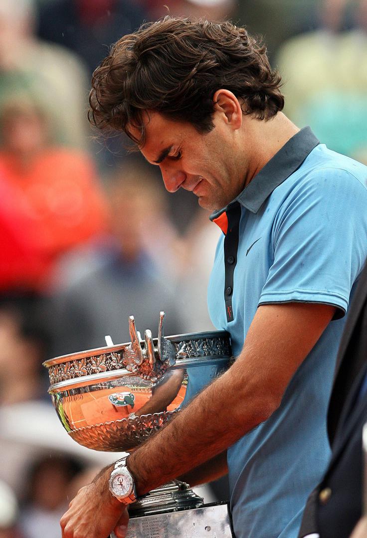 Ob prejemu lovorike so Federerja premagala čustva. | Foto: Guliverimage/Vladimir Fedorenko