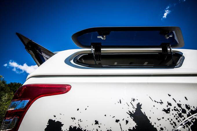 Nadgradnja z močno zatemnjenimi stekli daje vozilu poseben pečat. Stranski okenci se lahko odpreta za 90-stopinjski kot. | Foto: Vid Ponikvar