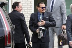 Johnny Depp na sodišče prišel v srbski kravati #foto