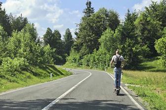 Noro, koga smo dohiteli: s skirojem po "regionalki", hitrost tudi prek 60 km/h #video