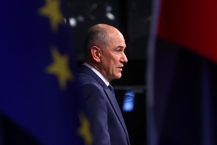 Pri Dnevniku so izpostavili podatek, da je bila podpora zadnji vladi Janeza Janše pozitivna le prve štiri mesece, vlada Marjana Šarca pa je dober trend vzdrževala prvih enajst mesecev.  | Foto: Reuters