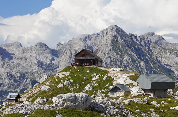 V kategoriji naj visokogorskih planinskih koč ste letos največ glasov namenili Zasavski koči na Prehodavcih. Majhna, a zelo gostoljubna planinska postojanka stoji na nadmorski višini 2071 metrov v osrčju Julijskih Alp, poleg domačnosti pa se ponaša tudi z izjemnimi razgledi.  | Foto: Dan Briški