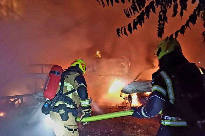 gasilci, Hrvaška, požar, ogenj | Gašenje ognja še poteka, nad območjem, kjer gori, pa se vije gost črn dim, poročajo hrvaški mediji. Fotografija zagrebških gasilcev je simbolična.  | Foto Vatrogasna postrojba Zagreb/Facebook