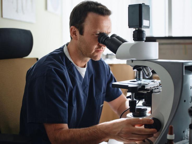 Med doktorskim študijem na Institutu Jožef Stefan je dr. Sebastjan Perko raziskoval biokeramiko in pridobil znanje, ki mu danes daje samozavest pri uvajanju stoodstotno brezkovinskih rešitev v zobozdravstvu. | Foto: Arhiv MAHA