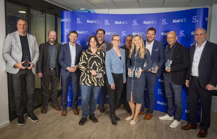 Bernard Purkart, vodja mobilne telefonije pri družbi Samsung Slovenija,  Mihael Šuštaršič, odgovorni urednik Siol.net, Boštjan Škufca Zaveršek, podpredsednik uprave Telekom Slovenije, vodja marketinga pri družbi Samsung Slovenija Tomaž Semič, Sara Dolenec iz Lorexa, urednik Digisveta na Siol.net Srdjan Cvjetović, vodja odnosov z javnostmi pri družbi Samsung Slovenija Kaja Kosec, direktor Honor Slovenija Samo Podobnik, Jure Mohorič, direktor Garmin Slovenija, in Igor Gajster, direktor družbe TSmedia | Foto: Bojan Puhek