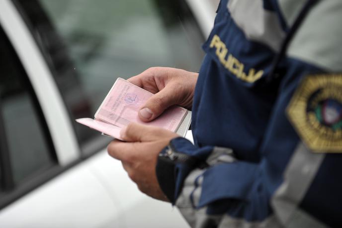 vozniško dovoljenje | Rožnatim knjižicam je že zdavnaj odzvonilo, po novem predlogu pa naj bi tudi plastične kartice povsod po EU nadomestila poenotena digitalna dovoljenja.  | Foto Tamino Petelinšek/STA