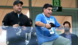 Po puhanju cigare Diego Maradona spet prevzel trenersko vlogo