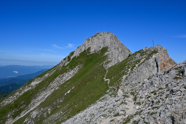 Tik pod vrhom Košutnikovega turna – pogled v smeri zahoda na nadaljevanje grebena Košute | Foto: Matej Podgoršek