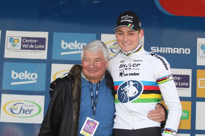 Raymond Poulidor | Ponosni dedek Raymond Poulidor leta 2016 ob svetovnem prvaku v ciklokrosu Mathieuu van der Poelu | Foto Guliverimage