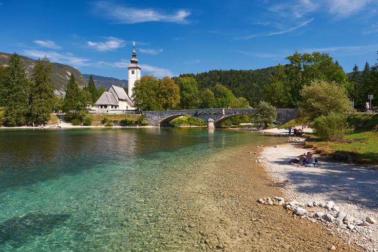 V Bohinju, kamor je Golob umestil kraj zločina s smrtnim izidom, se je leta 1967, istega leta kot je rojen Golob, ustavila tudi legendarna avtorica kriminalk Agatha Christie. Menda zato, da bi tam uživala v neokrnjeni naravi in ne zato, da bi tam našla motiv za pisanje.  | Foto: www.slovenia.info/sl