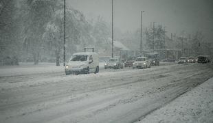 Sneg in burja še vedno povzročata nevšečnosti v prometu