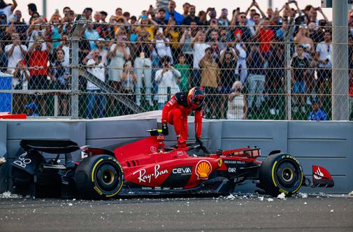 Trening dvakrat rdeč, Sainz ponovno razbil Ferrarija