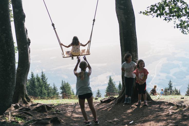 Trenutno je na Kriški gori, kjer lahko zaznate naglase od blizu in daleč, kar se tudi ujema z ugotovitvijo oskrbnika, da jih obiskujejo planinci iz vse Slovenije, glavna atrakcija gugalnica velikanka. Postavili so jo po koncu najhujše karantene in vse od takrat je prava uspešnica, ki je preplavila tudi družbena omrežja. V njeni bližini so navezali še slackline za tiste, ki po grizenju kolen še vedno prekipevajo od energije, le nekaj metrov stran od koče je tudi vzletišče za jadralne padalce. Med obiskovalci je ogromno mladih, tudi gorskih tekačev, ki so si strmino izbrali za svoj trening. | Foto: Matic Ritonja/Sportida