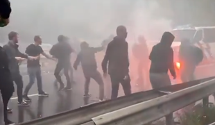 Brutalno dogajanje v Haagu na protestih: leteli kamenje in steklenice