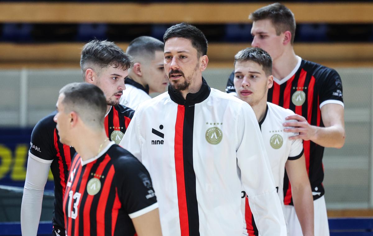 Dejan Vinčić, Alpacem Kanal | Odbojkarji aktualnega podprvaka Alpacem Kanal, katerih kapetan je Dejan Vinčić, gostujejo na Dolenjskem. | Foto Aleš Fevžer