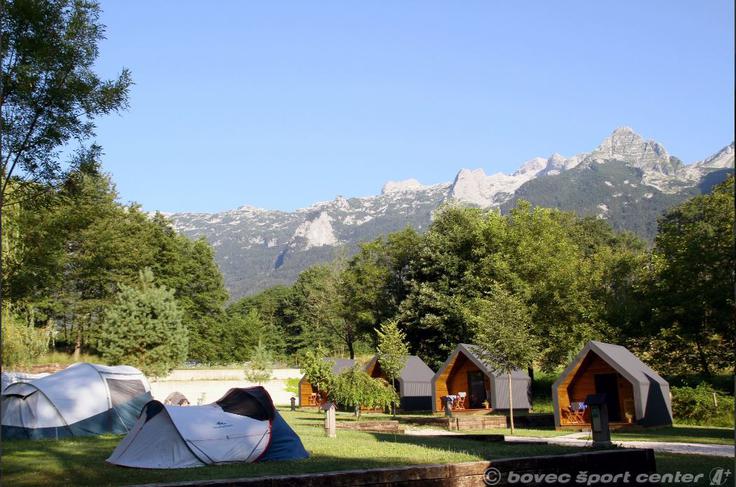 Glamping Virje - Bovec je urejen kot majhen butični kamp z urejenimi parcelami, šotoriščem, glamping hišicami in že postavljenimi šotori. | Foto: Avtokampi.si