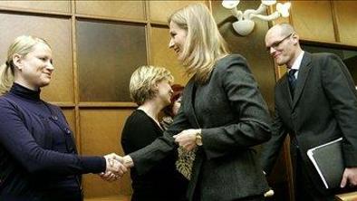 Ministrica Kresalova na srečanju z nevladnimi organizacijami