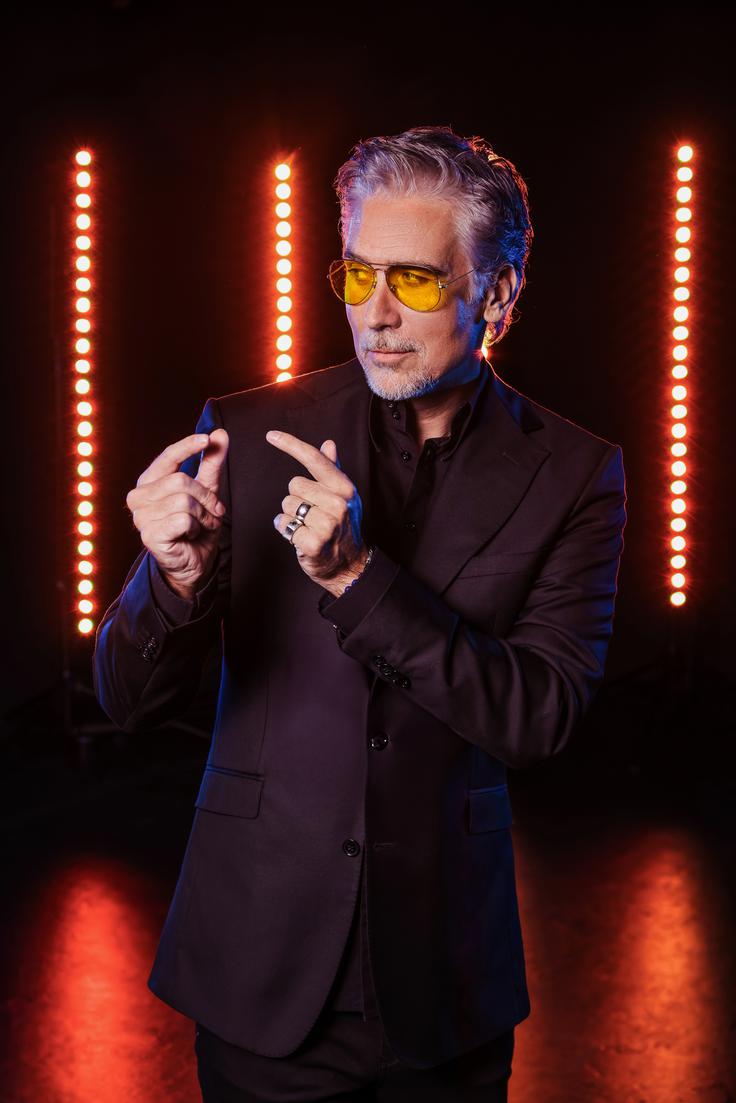 "Ona je športnica in kot večina publike ni obremenjena poslušalka. Zato mi njeno mnenje veliko pomeni," nam je o ženi Tadeji povedal Plestenjak. | Foto: Tibor Golob