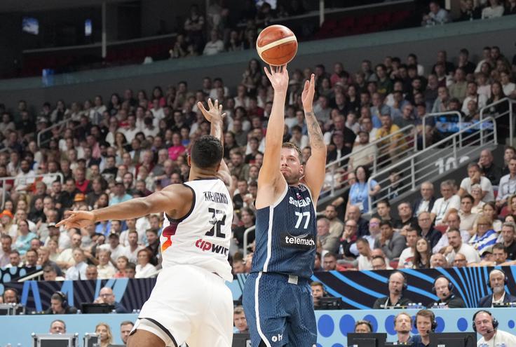 Luka Dončić je bil z 22 točkami prvi strelec prvega polčasa. | Foto: Reuters