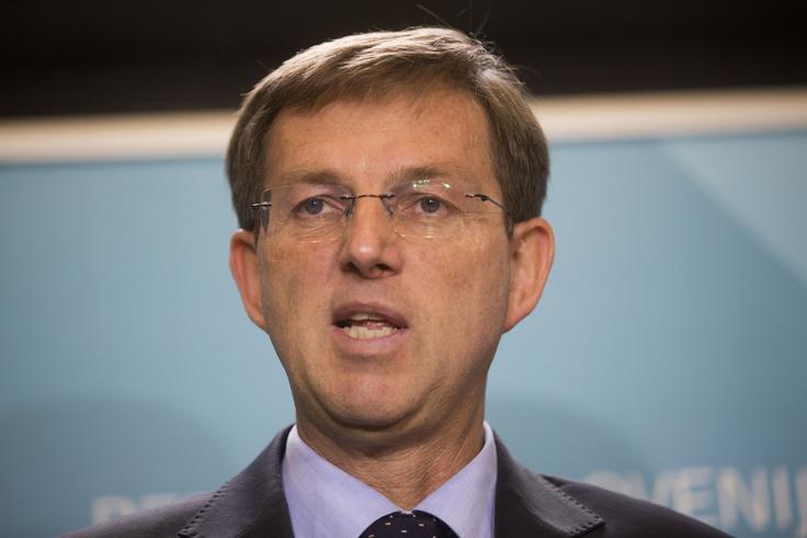 Premier Miro Cerar je po seji vlade poudaril, da so izplačila glede deviznih vlog na Hrvaškem v nasprotju s slovenskim pravom. | Foto: Matej Leskovšek