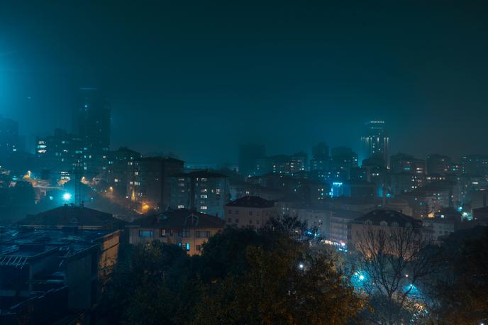 Istanbul, ponoči | Oče, mati in njuna majhna otroka so bili sredi novembra med počitnicami v Istanbulu hospitalizirani zaradi simptomov, kot sta bruhanje in slabost, zatem pa so umrli. | Foto Shutterstock