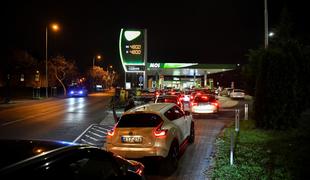 Po paniki med Madžari Orban odpravil cenovno kapico za gorivo