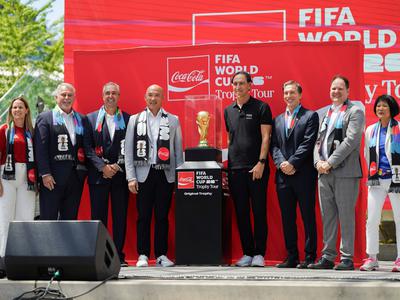 Pokal za naslov svetovnega prvaka je prispel v Toronto