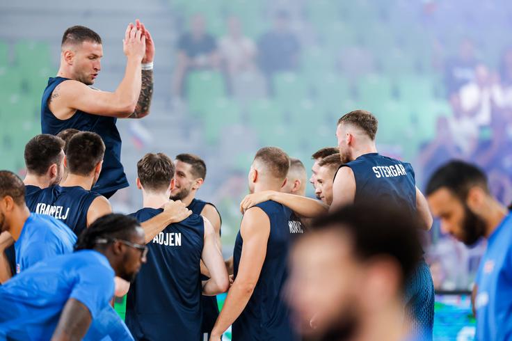 "Napaljeni" Alen Omić pred začetkom tekme z Veliko Britanijo. | Foto: Aleš Fevžer
