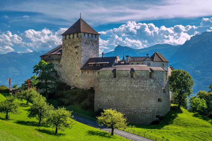 Liechtenstein | Švica in Liechtenstein imata 102 leti star carinski sporazum, ki kneževini omogoča vključevanje v švicarski gospodarski prostor. Zato morda katero od švicarskih podjetij premišljuje o tem, kako bi se lahko izognili t. i. Trumpovemu (carinskemu) kladivu s preusmeritvijo blaga v Liechtenstein. | Foto Guliverimage