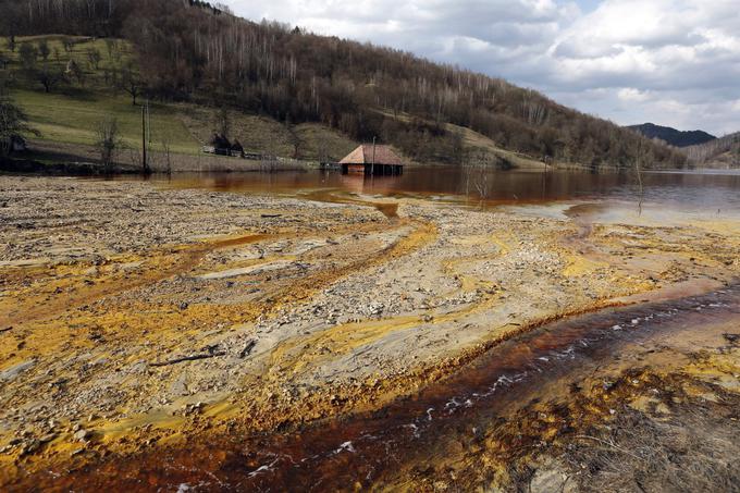 V spodnjem desnem kotu fotografije je dobro opazen rdeč potok, ki se steka v jezero. Takšne barve je zato, ker so v vodi raztopljene najrazličnejše rudnine. | Foto: Reuters