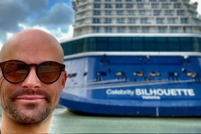 Slovenec že enajst let na križarkah, kjer prodaja dragulje. Nevarnosti? Driska in požar.