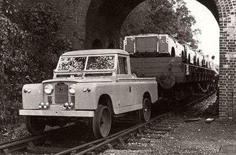 Land rover je vozil tudi po tirih