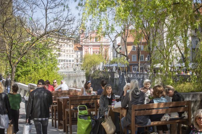 Odprtje gostinskih teras v Ljubljani | Po novem bodo gostinci morali za gostinski vrt plačati evro občinske takse za kvadratni meter na dan. Mesečno to za sto kvadratnih metrov velik gostinski vrt pomeni tri tisoč evrov. | Foto Bojan Puhek