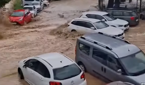 Zaradi neurij ceste ponekod neprevozne. Zaprta tudi železniška proga na Obali.  #animacija