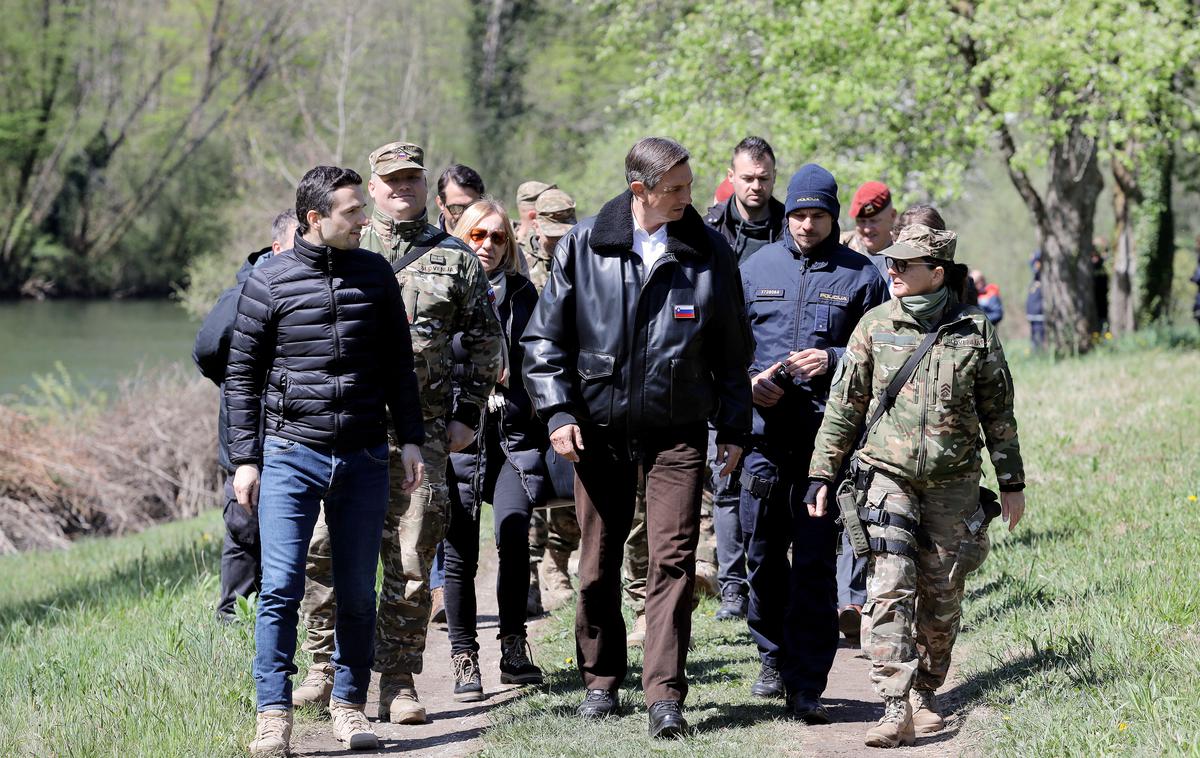 Borut Pahor | Predsednik republike Borut Pahor se je v četrtek javno opravičil, ker med sredinim obiskom območja ob slovensko-hrvaški meji ni upošteval varnostne razdalje. | Foto STA
