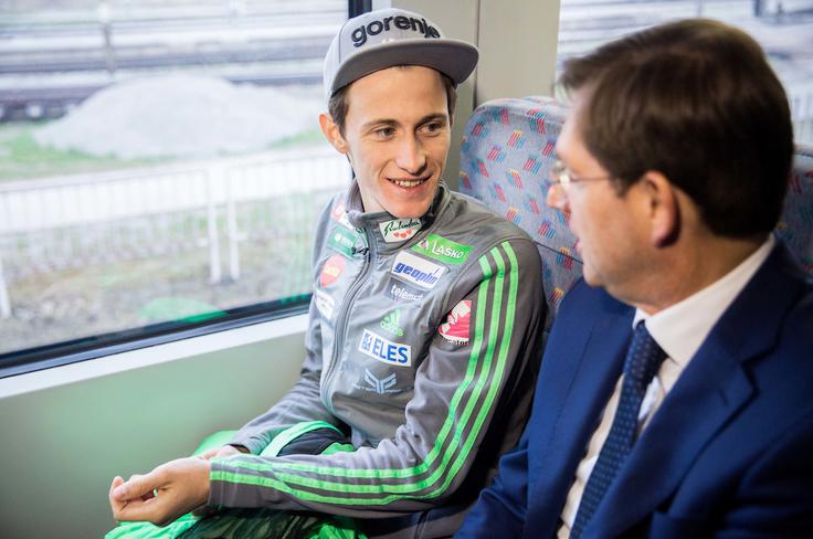 Družbo na vlaku je skakalcem delal tudi premier Miro Cerar. | Foto: Vid Ponikvar