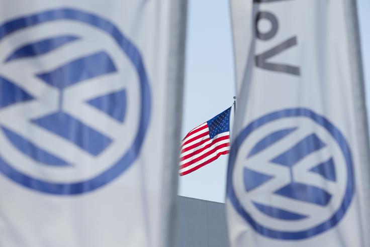Volkswagen bo v ZDA že novembra začel odkupovati vozila s spornim dizelskim motorjem in izplačevati odškodnine. Za zdaj potrjena vrednost poravnave je 13,5 milijarde dolarjev oziroma 11,5 milijarde evrov. | Foto: Reuters