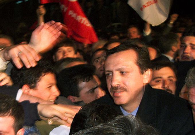 Recep Tayyip Erdogan je marca 1999 odhajal v zapor, obkrožen s svojimi privrženci. | Foto: Reuters