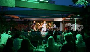 Ujemite poletni utrip v ALEJI: koncert Adija Smolarja, odlična znižanja in padel nad mestom