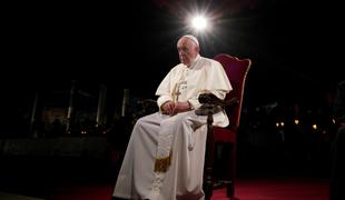 Papež Frančišek na križevem potu: Cerkev je napadena