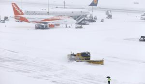 Kaos po Evropi: zaradi snega zaprte šole in letališča #foto #video