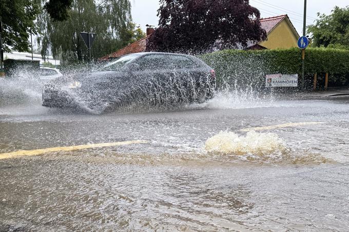 V eni od vasi v bližini Bodenskega jezera so morali evakuirati šolo, ko je območje začela poplavljati lokalna reka. | Foto: Reuters